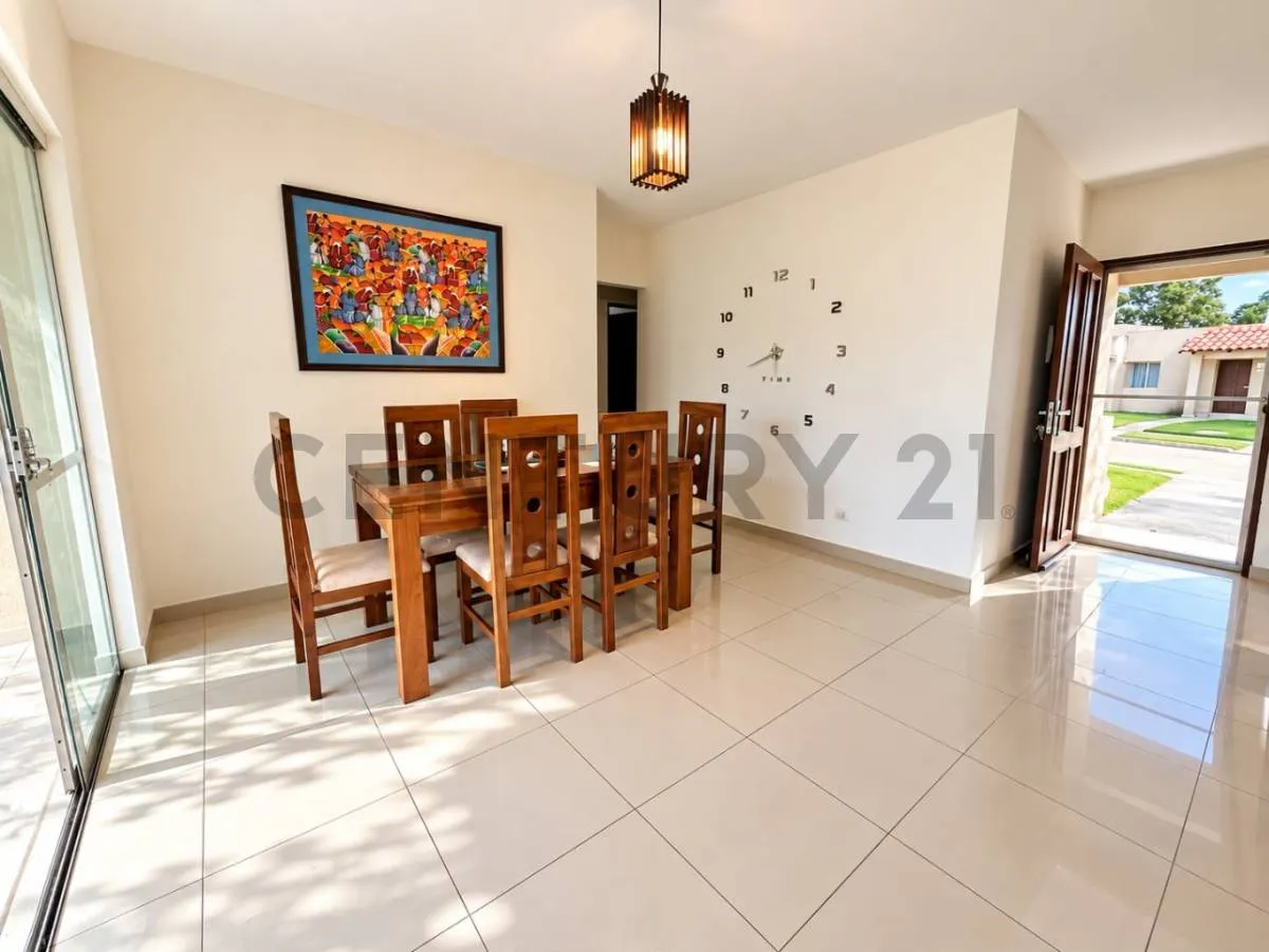 Foto 6 de Sevilla Los Jardines - Casa de 3 Dormitorios con Dependencia en Alquiler Bs 5000