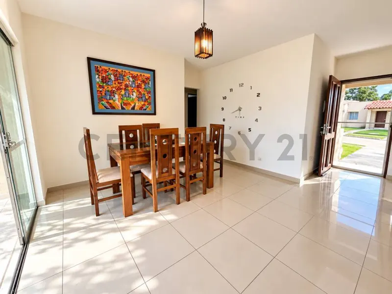 Foto 6 de Sevilla Los Jardines - Casa de 3 Dormitorios con Dependencia en Alquiler Bs 5000