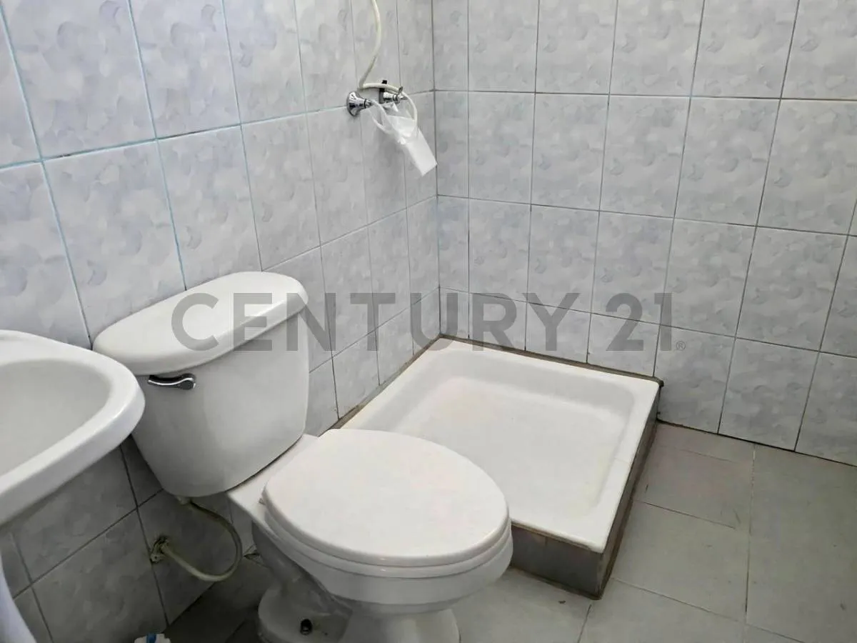 Foto 7 de Terreno con Casa y Gran Potencial de Inversión – a Media Cuadra de La Av. La Paz