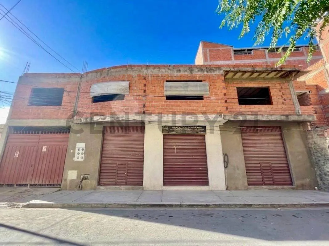 Foto 1 de Terreno con Casa y Gran Potencial de Inversión – a Media Cuadra de La Av. La Paz