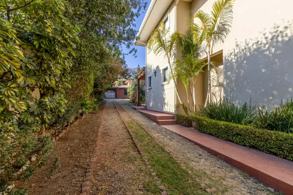 Foto 3 de Residencia Doble Tiquipa Amplia Casa en Venta
