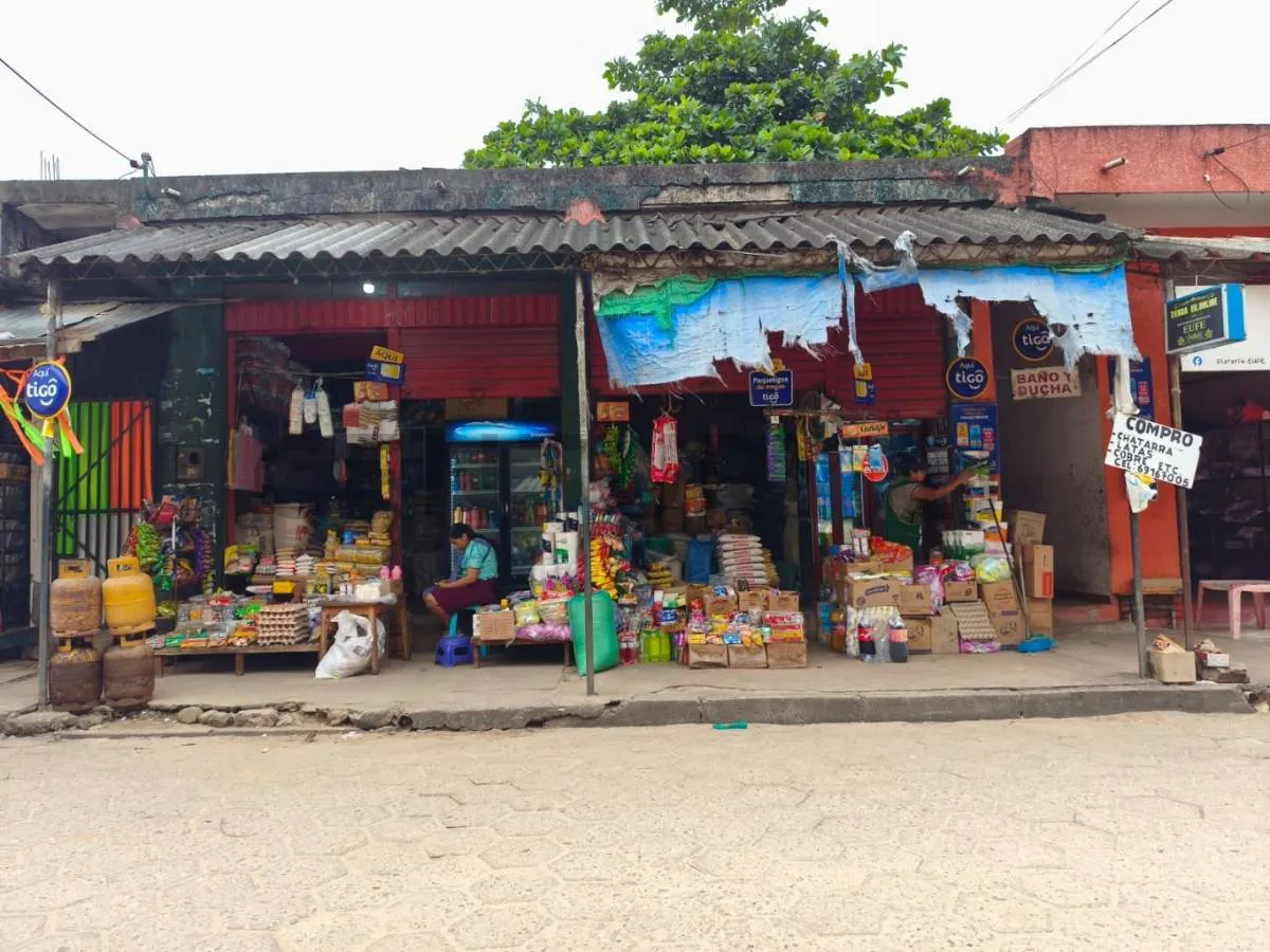 Foto 1 de Dos Tiendas + Terreno en Venta en El Torno