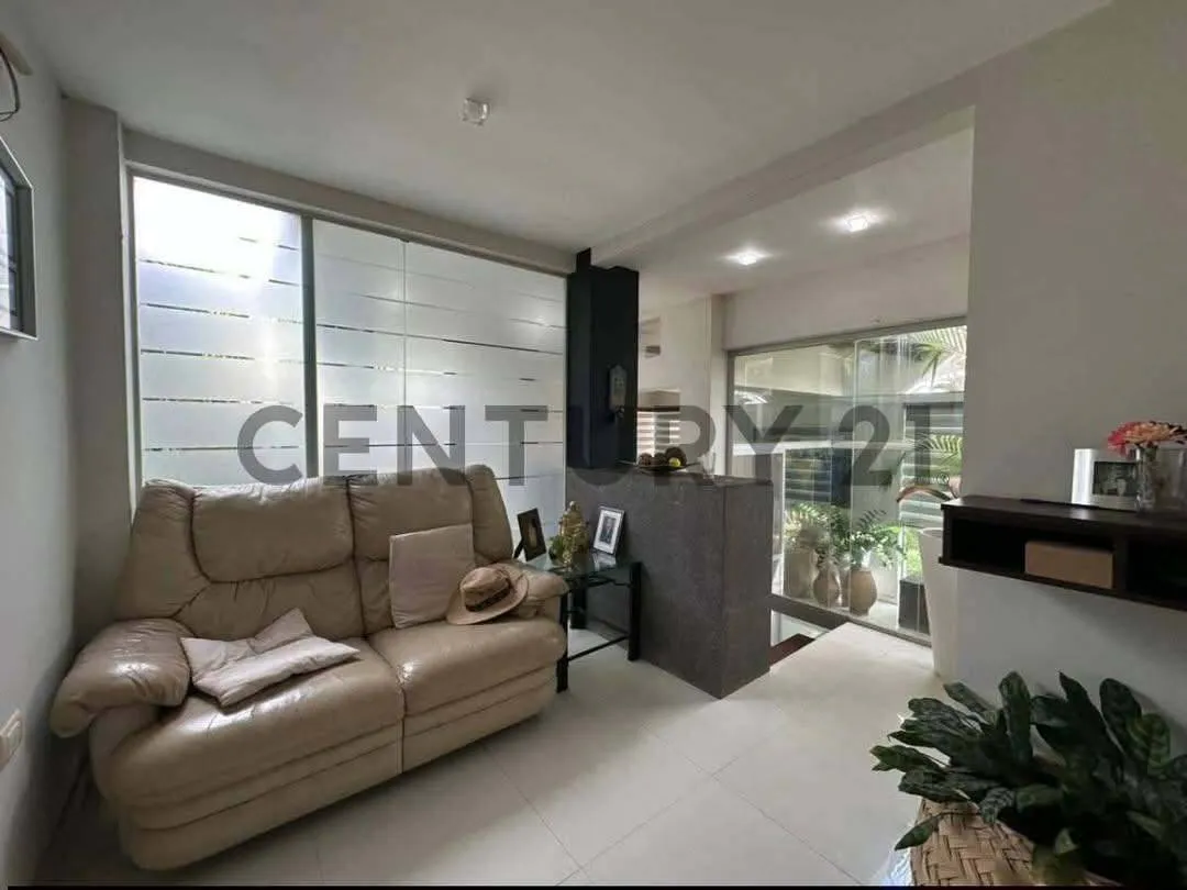 Foto 2 de Hermosa casa en venta en urb chaparral