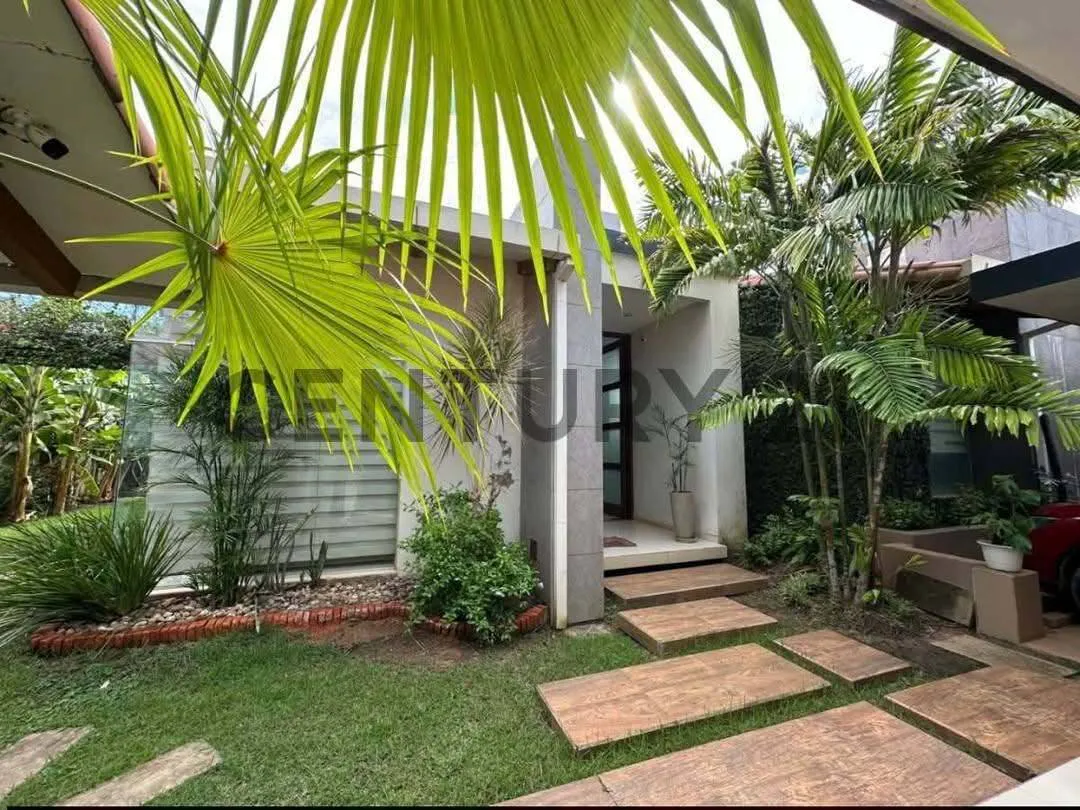 Foto 1 de Hermosa casa en venta en urb chaparral