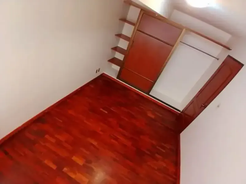 Foto 15 de Departamento en Venta de 3 Dormitorios con Parqueo y Baulera — Achumani