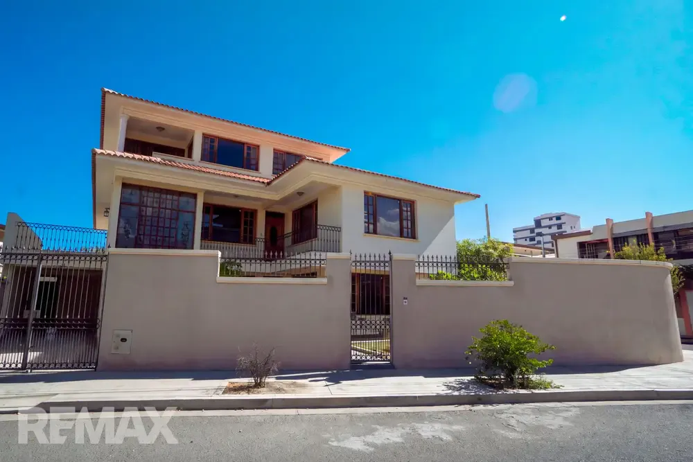 Foto 3 de Exclusiva Residencia en Venta – C/ Jesús Aguayo Zona Cala Cala