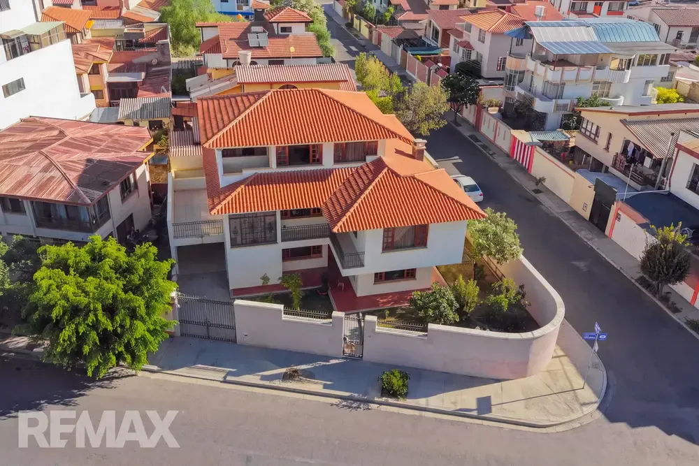 Foto 1 de Exclusiva Residencia en Venta – C/ Jesús Aguayo Zona Cala Cala