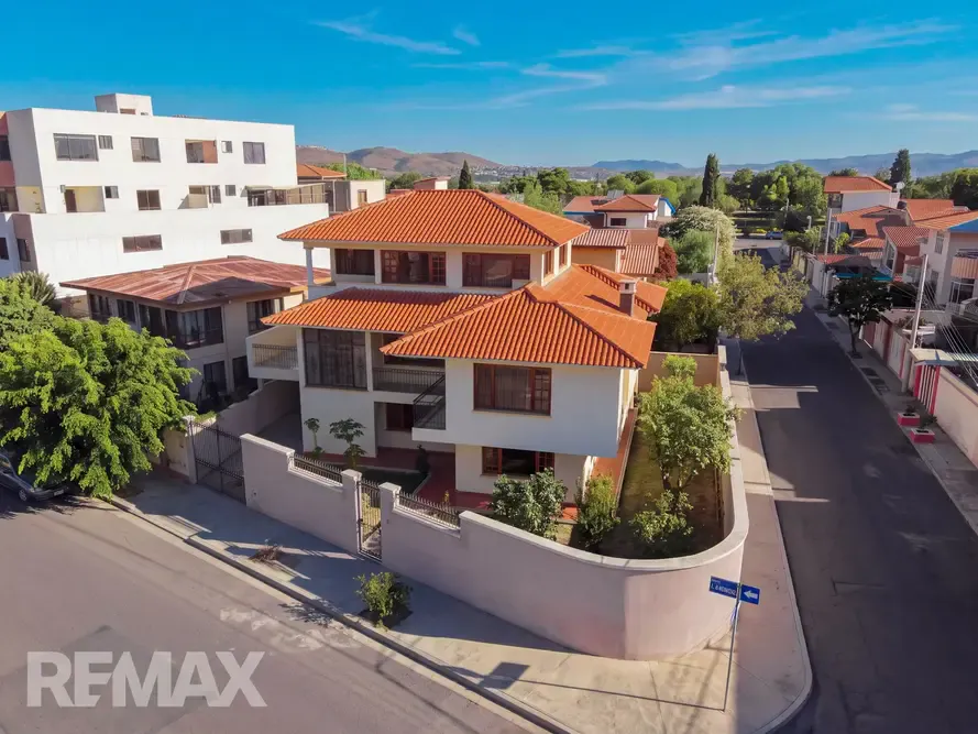 Foto 2 de Exclusiva Residencia en Venta – C/ Jesús Aguayo Zona Cala Cala