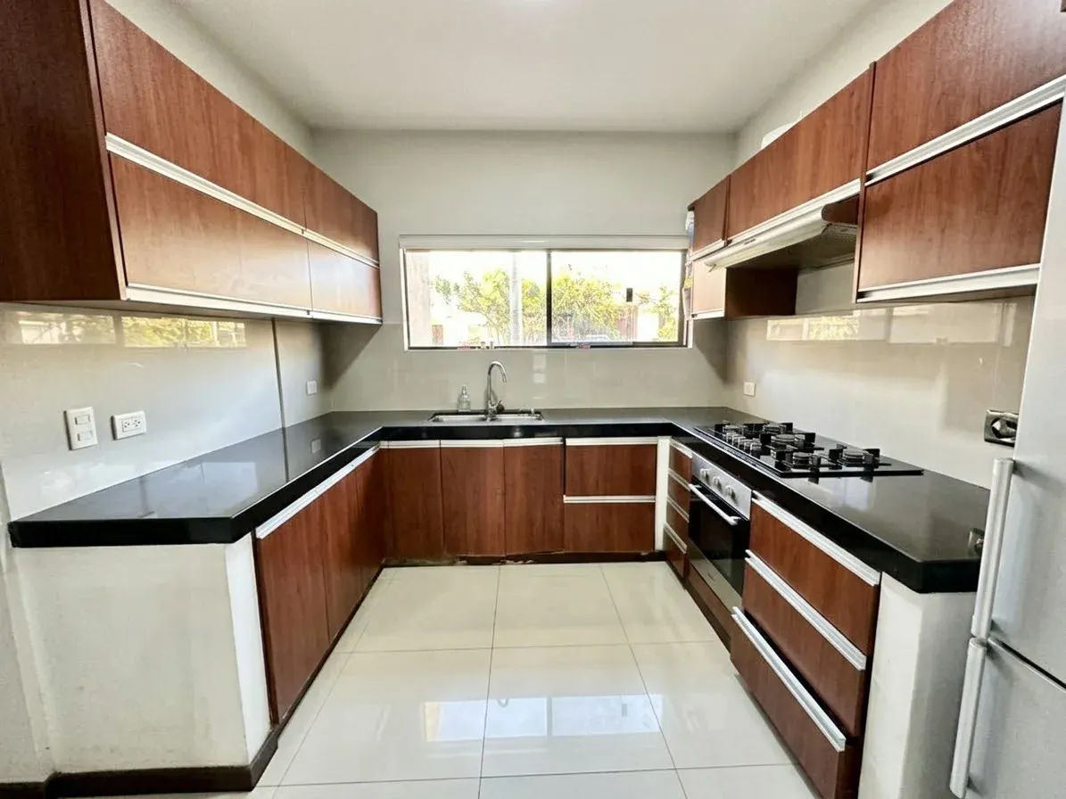 Foto 4 de Casa en Venta 4 Dormitorios Doble Vía a La Guardia