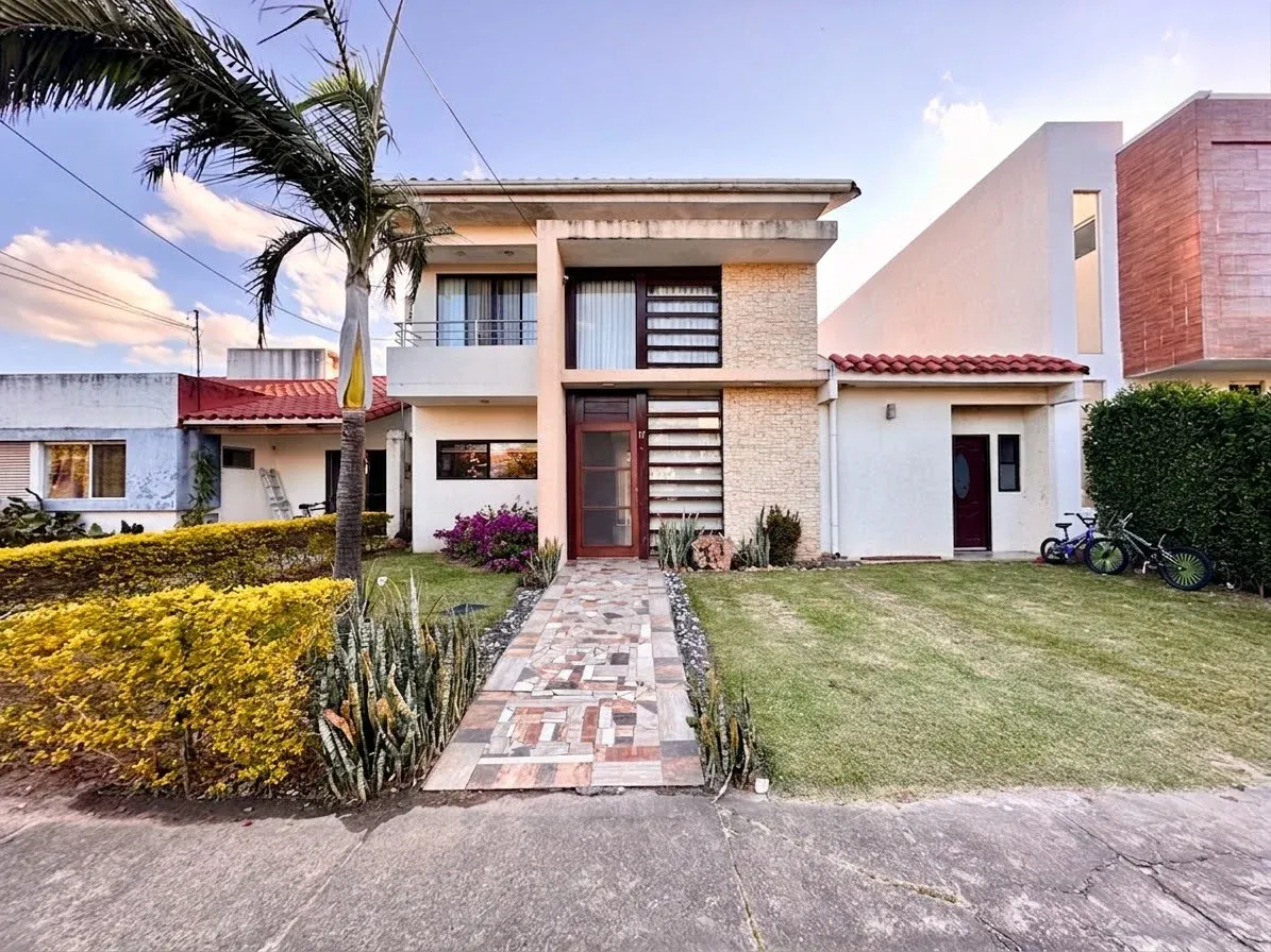 Foto 1 de Casa en Venta 4 Dormitorios Doble Vía a La Guardia
