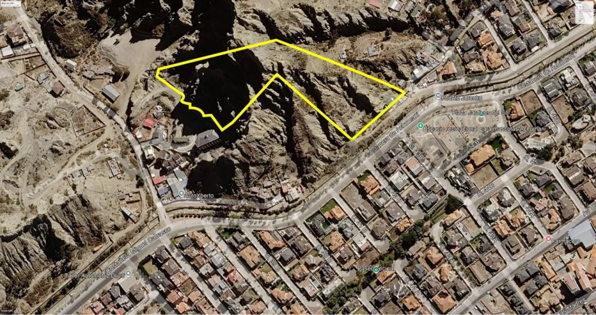 Foto 2 de Terreno en Venta en Achumani Sobre La Av. Costanera