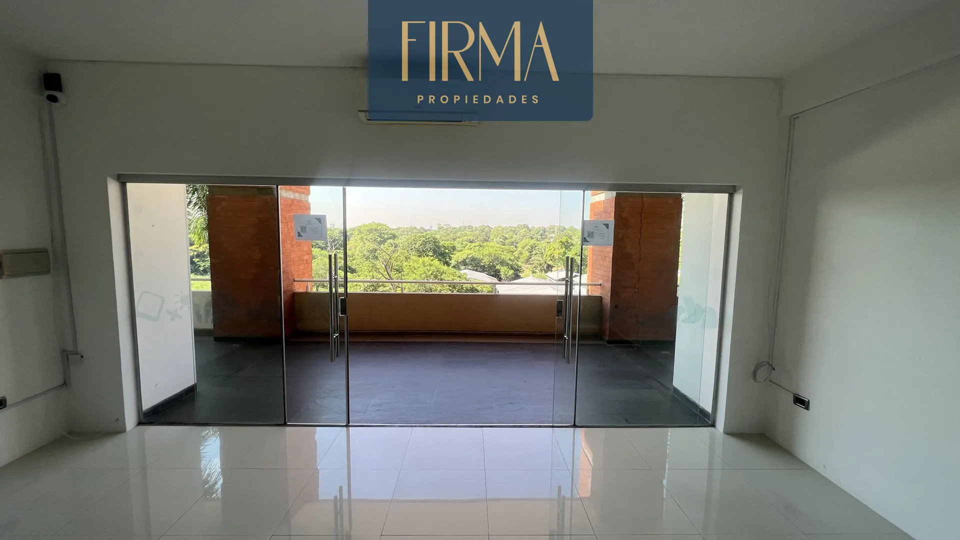 Foto 6 de Compra Este Local Comercial en Urubó Open Mall