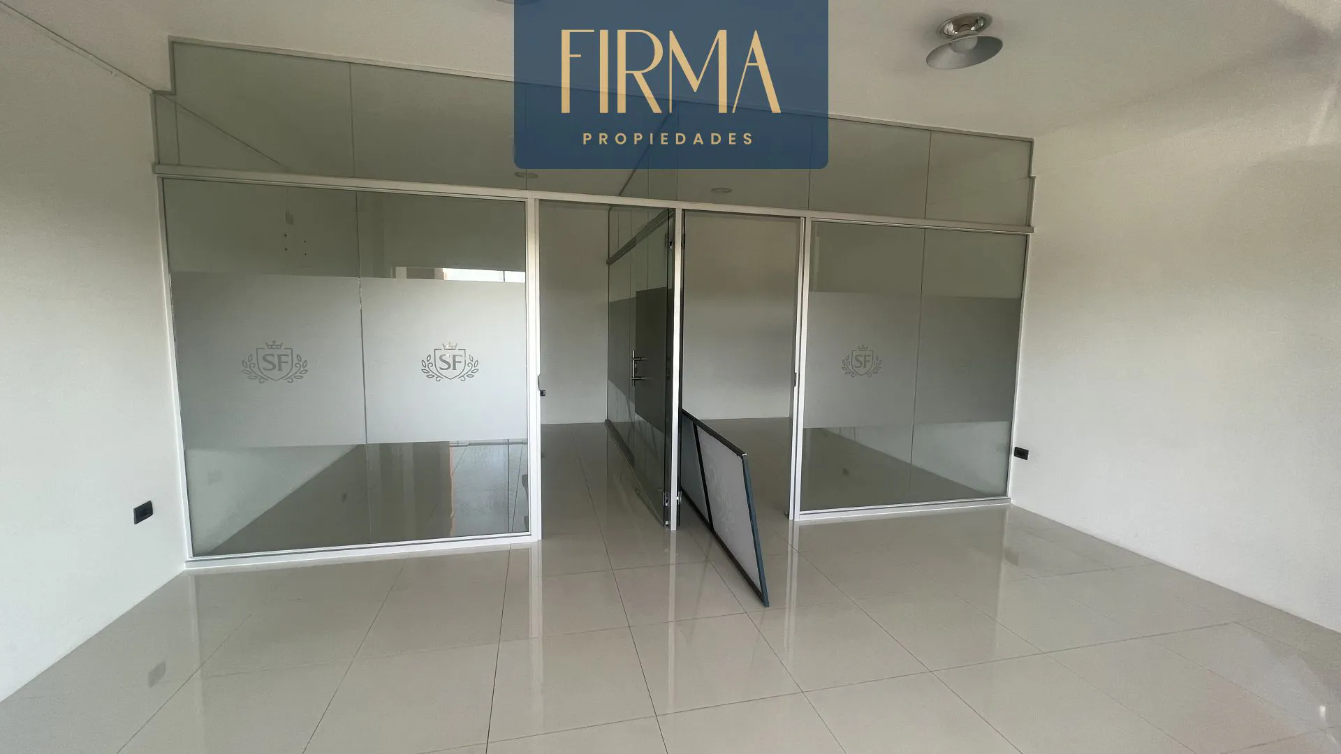 Foto 1 de Compra Este Local Comercial en Urubó Open Mall