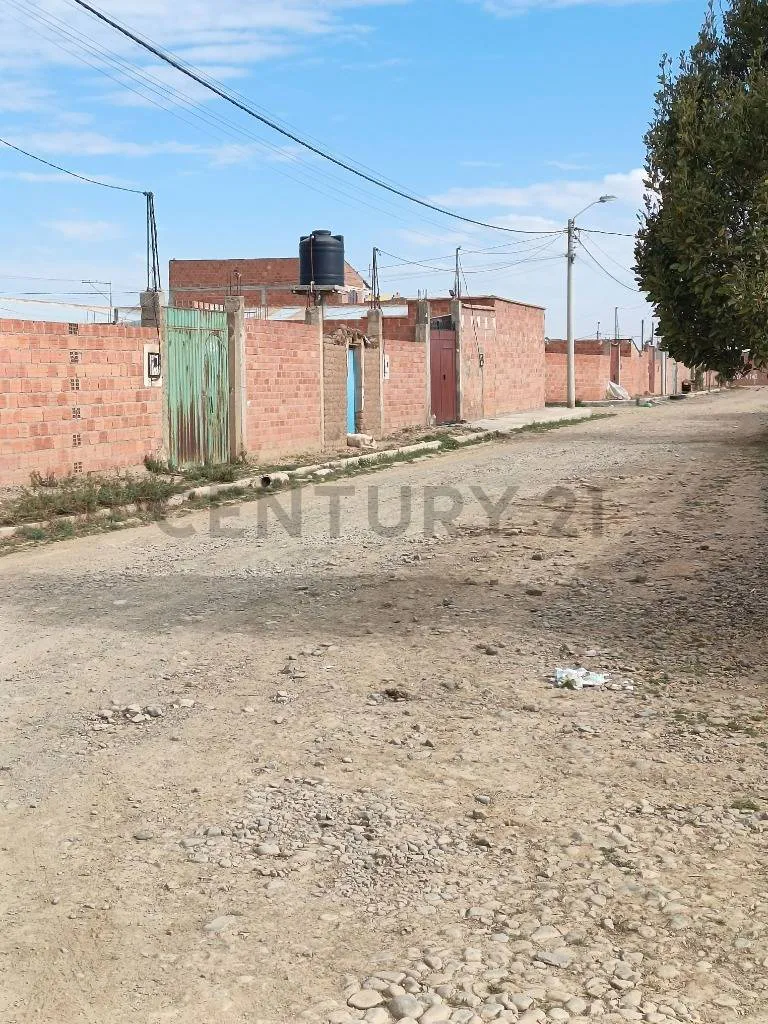Foto 3 de Casa en esquina a una cuadra de la Av. Achocalla