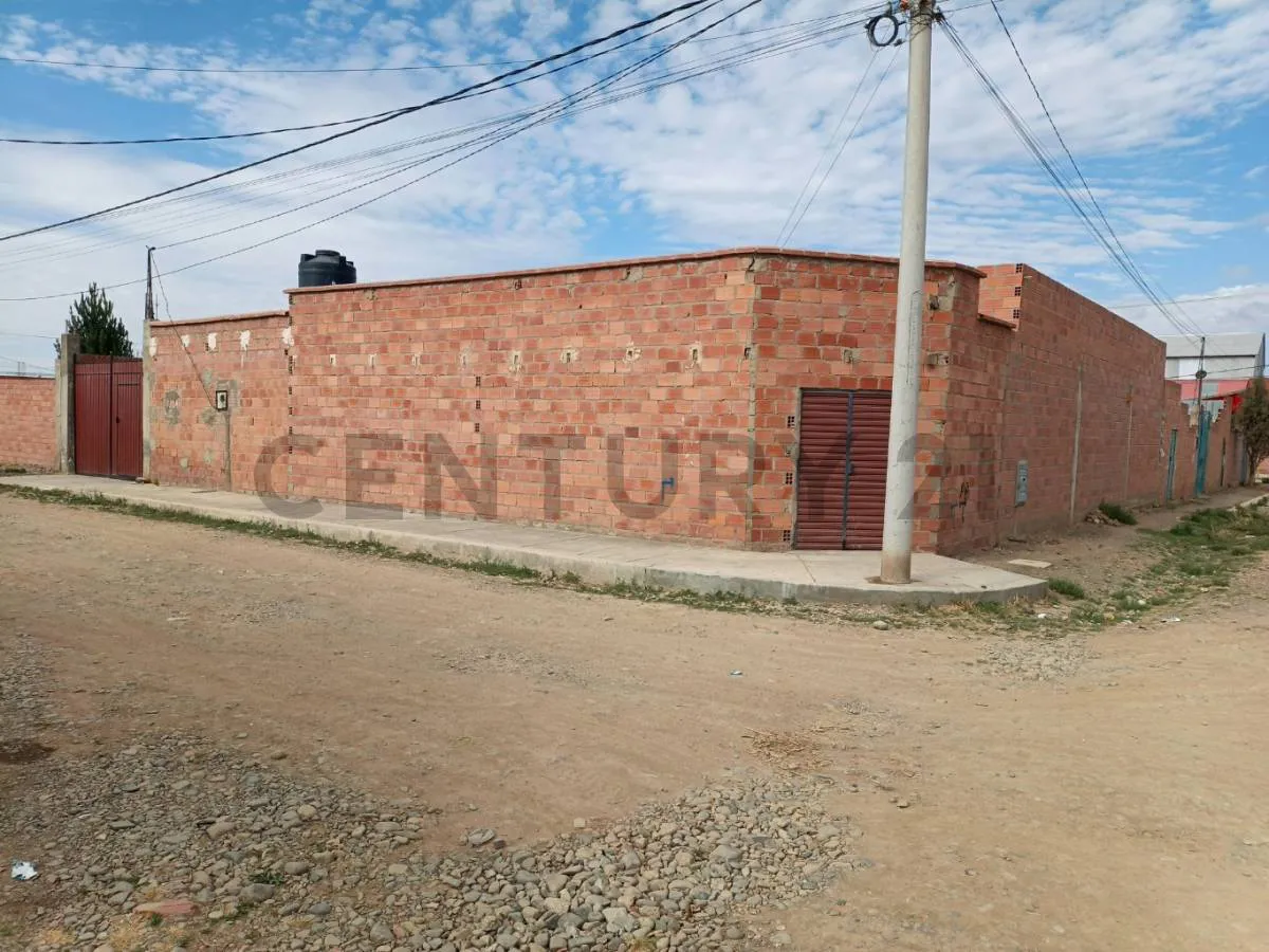 Foto 1 de Casa en esquina a una cuadra de la Av. Achocalla