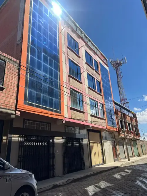 Foto 1 de Casa Multifamiliar con Galpón y Tiendas - El Alto