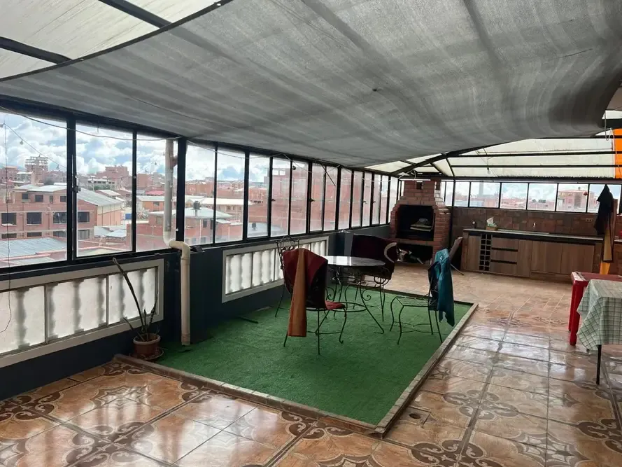 Foto 3 de Casa Multifamiliar con Galpón y Tiendas - El Alto