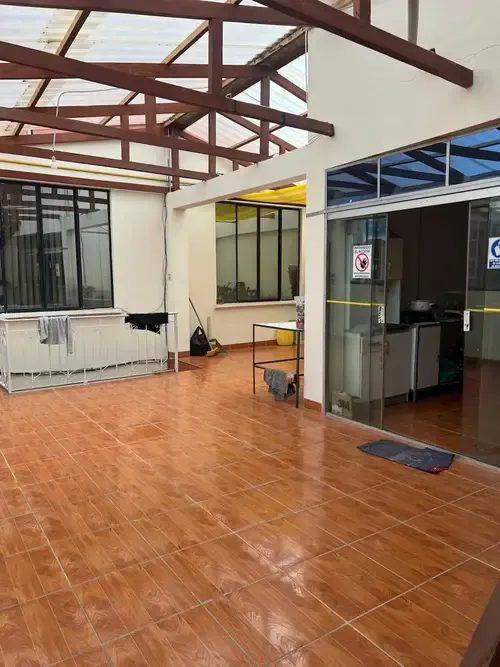 Foto 5 de Casa Multifamiliar con Galpón y Tiendas - El Alto