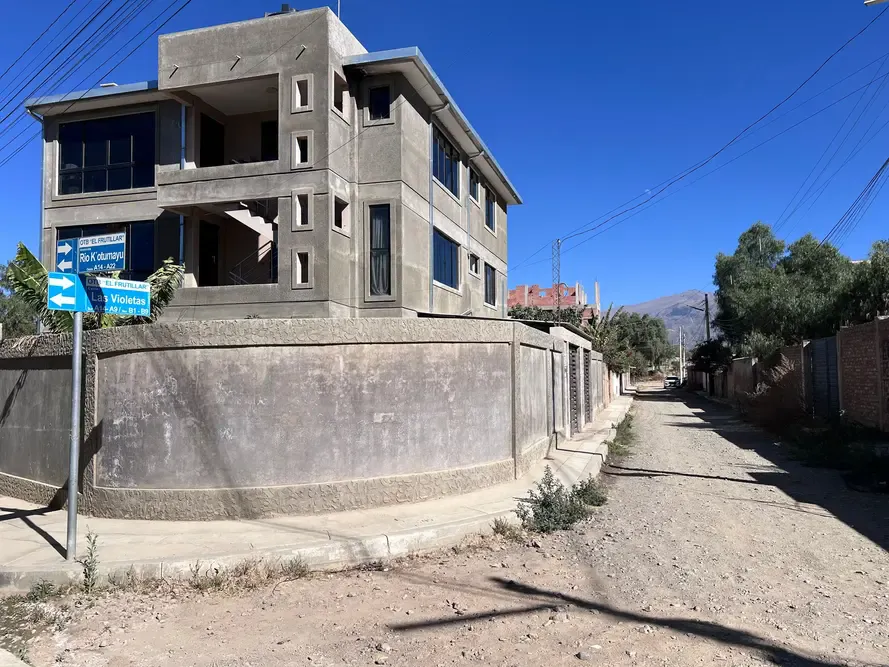 Foto 4 de Casa de 3 plantas con 3 departamentos independientes en Tiquipaya zona Montecillo Encanto Pampa