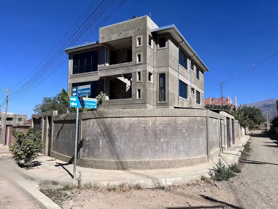 Foto 1 de Casa de 3 plantas con 3 departamentos independientes en Tiquipaya zona Montecillo Encanto Pampa