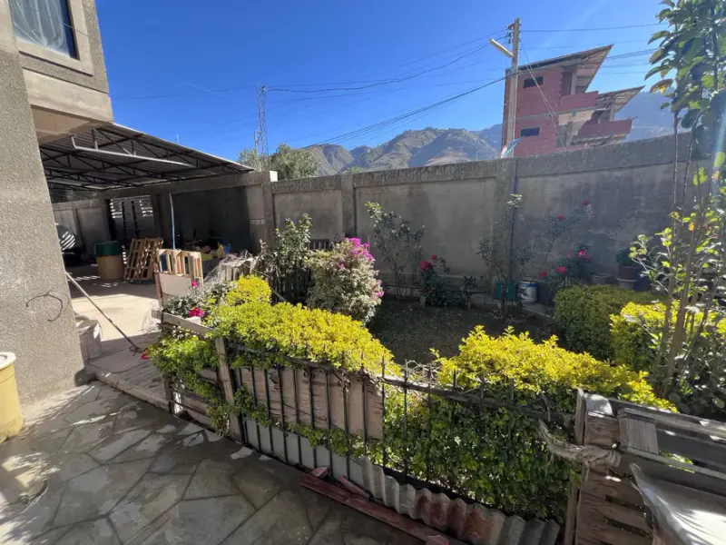 Foto 7 de Casa de 3 plantas con 3 departamentos independientes en Tiquipaya zona Montecillo Encanto Pampa