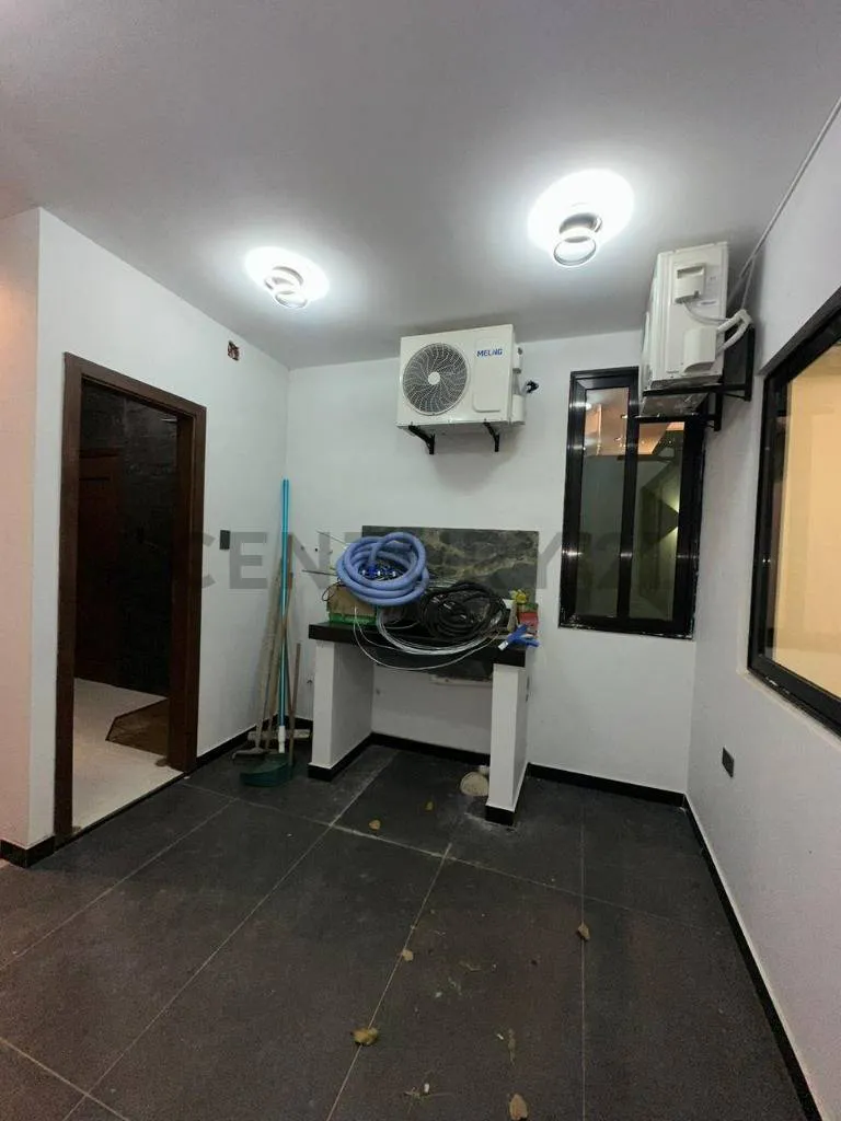 Foto 7 de Casa de Lujo en Anticrético – Cotoca | 4 Dormitorios, Piscina y Amplio Patio