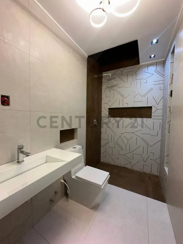 Foto 11 de Casa de Lujo en Anticrético – Cotoca | 4 Dormitorios, Piscina y Amplio Patio