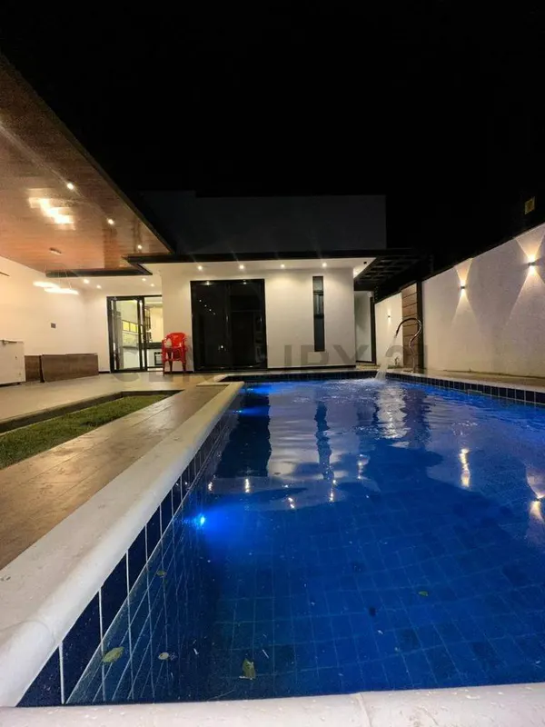Foto 17 de Casa de Lujo en Anticrético – Cotoca | 4 Dormitorios, Piscina y Amplio Patio