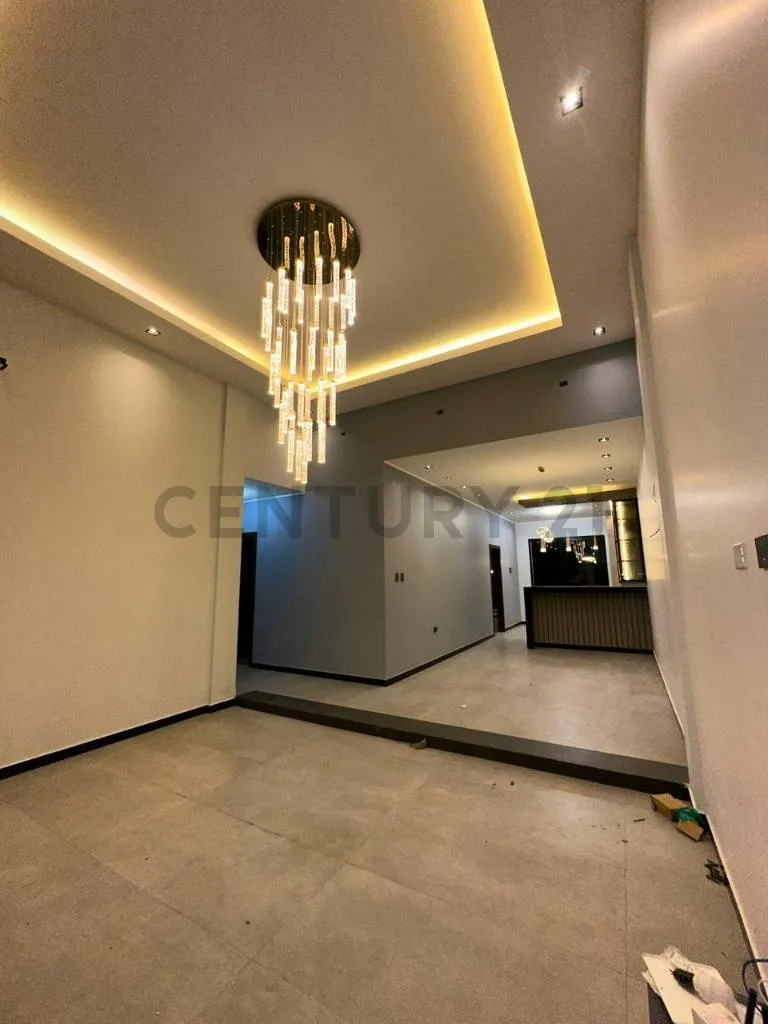 Foto 4 de Casa de Lujo en Anticrético – Cotoca | 4 Dormitorios, Piscina y Amplio Patio
