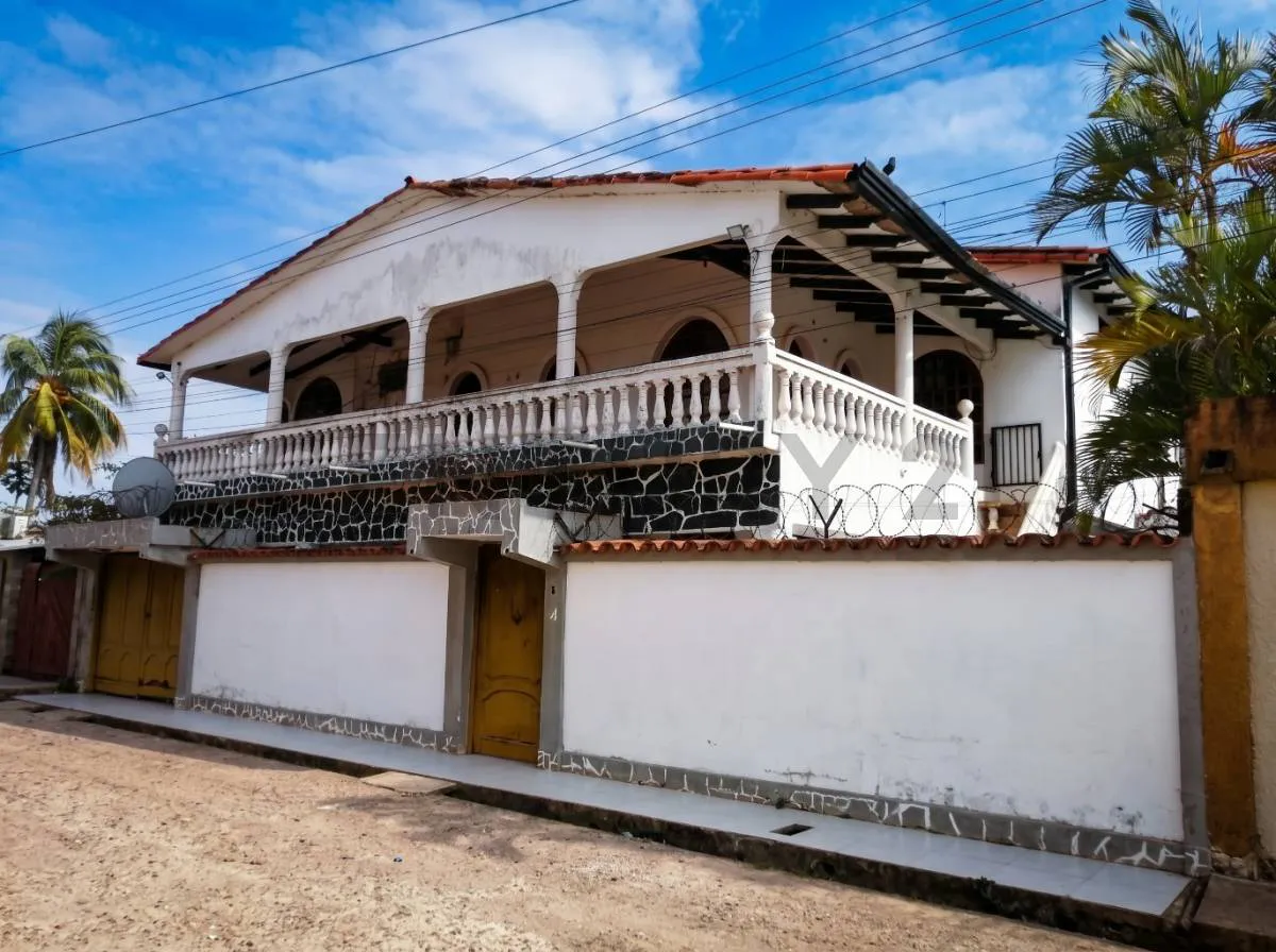 Foto 1 de Hermosa Casa en Venta con Piscina