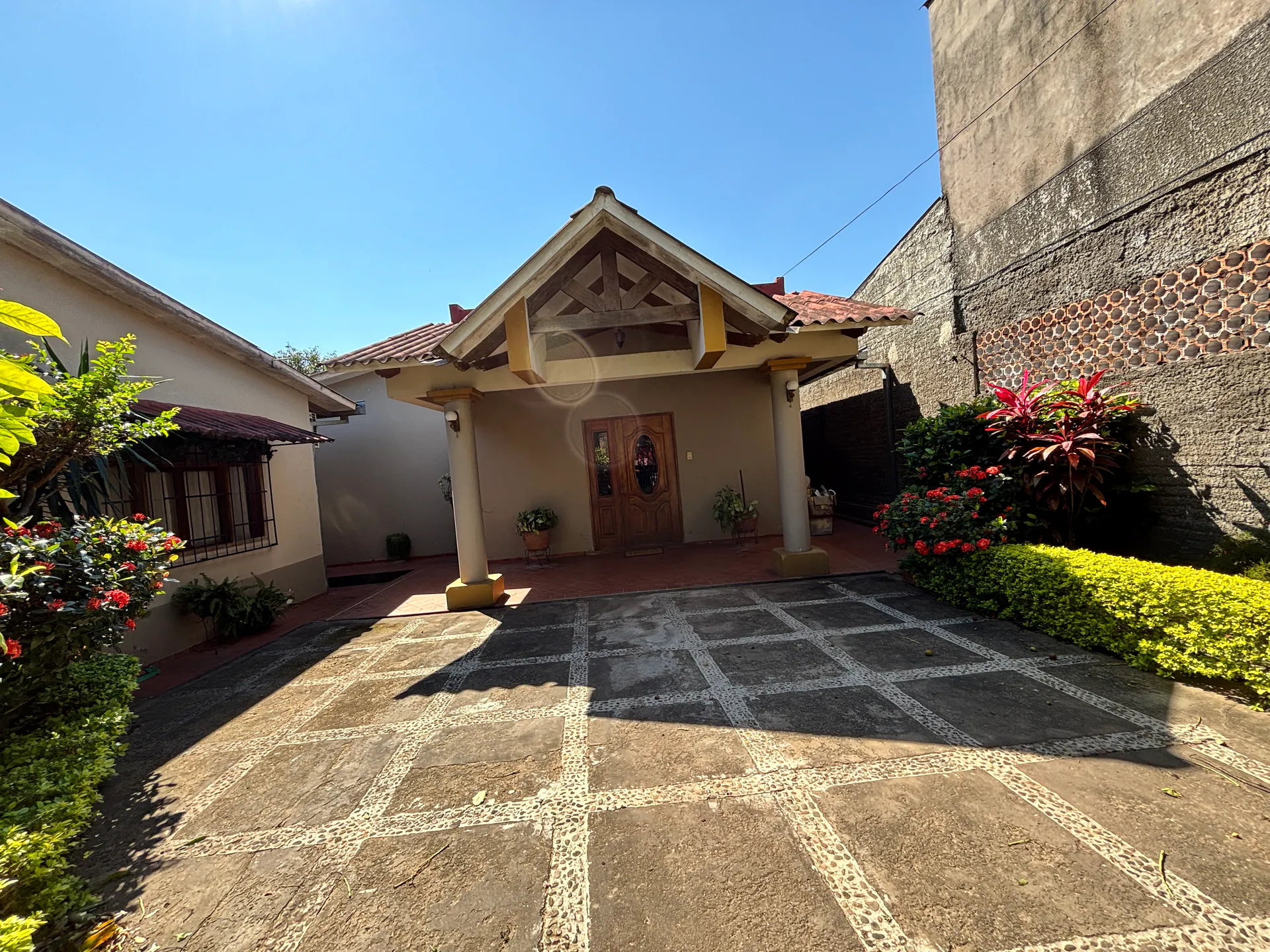 Foto 1 de Espaciosa propiedad de 395.96 m² ubicada en la Av. Francisco Mora (Pasillo II N° 35) Zona Barrio Petrolero Sur. Cuenta c