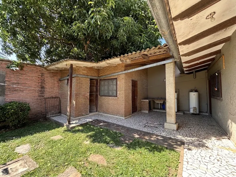 Foto 10 de Espaciosa propiedad de 395.96 m² ubicada en la Av. Francisco Mora (Pasillo II N° 35) Zona Barrio Petrolero Sur. Cuenta c