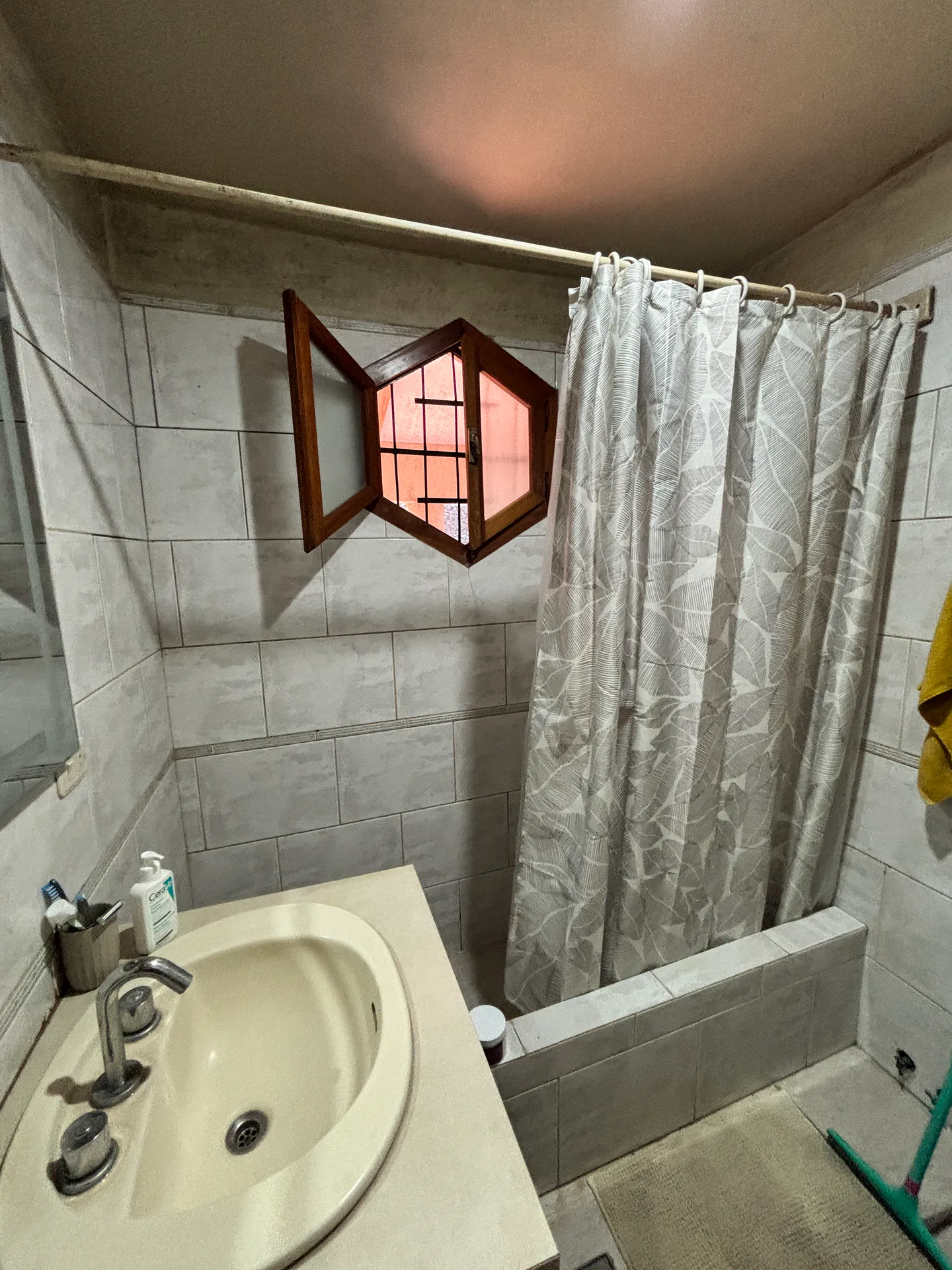 Foto 8 de Espaciosa propiedad de 395.96 m² ubicada en la Av. Francisco Mora (Pasillo II N° 35) Zona Barrio Petrolero Sur. Cuenta c