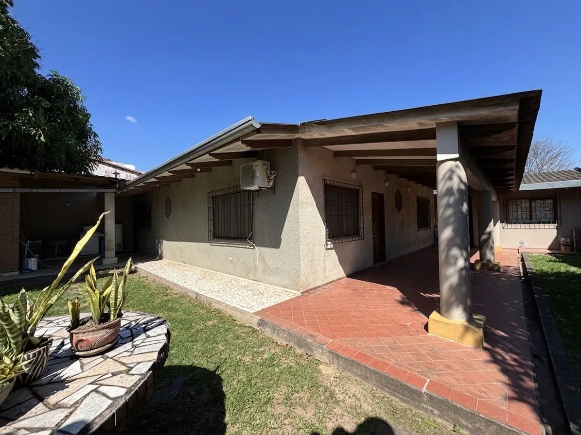 Foto 11 de Espaciosa propiedad de 395.96 m² ubicada en la Av. Francisco Mora (Pasillo II N° 35) Zona Barrio Petrolero Sur. Cuenta c