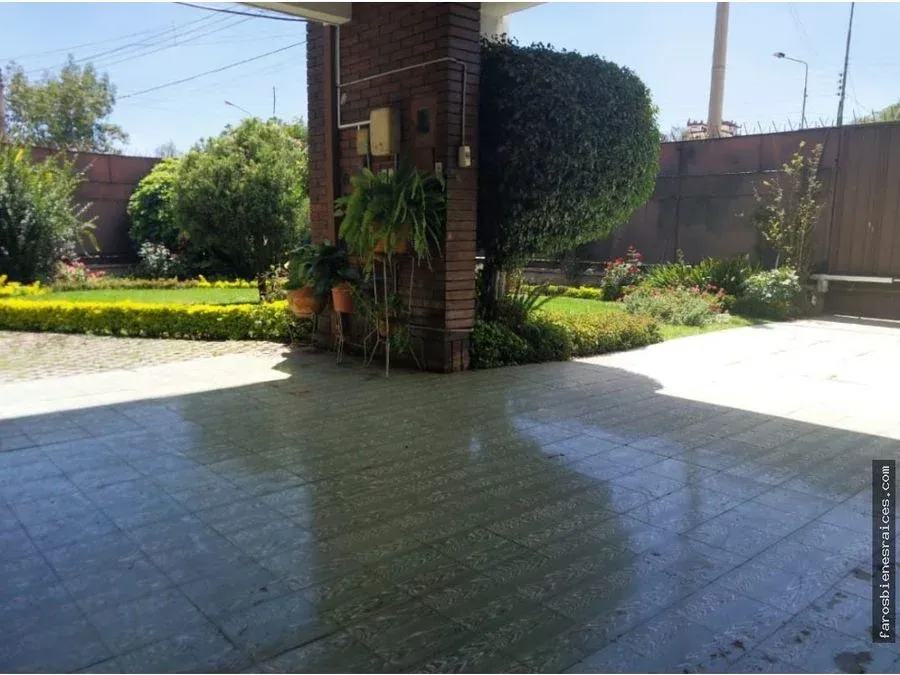Foto 4 de Casa Potencial En Esquina Comercial Sobre Av. Parque Familia.
