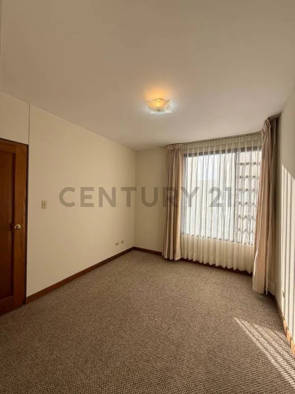 Foto 9 de Penthouse Amplio en Alquiler en Calacoto