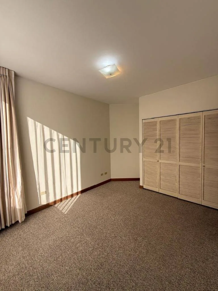 Foto 10 de Penthouse Amplio en Alquiler en Calacoto