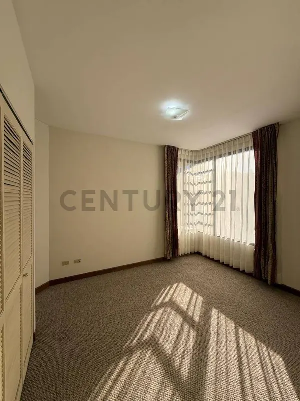 Foto 7 de Penthouse Amplio en Alquiler en Calacoto