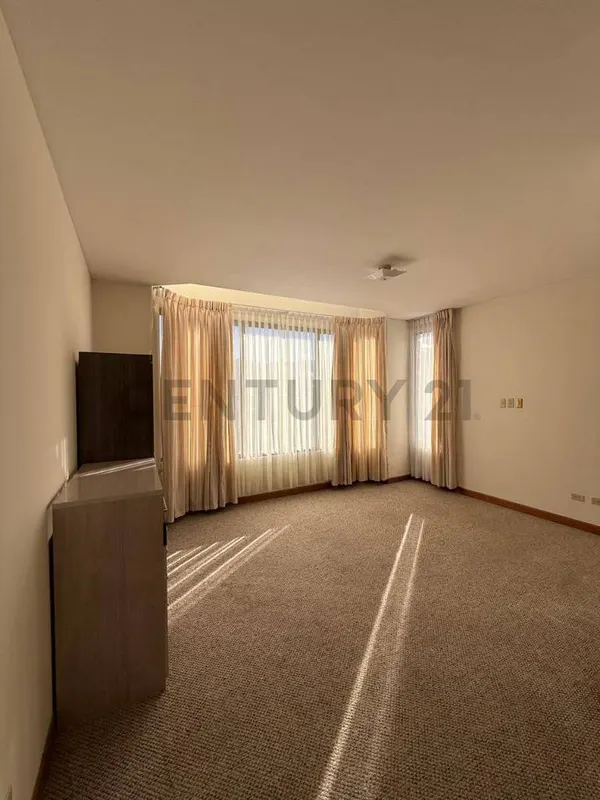 Foto 11 de Penthouse Amplio en Alquiler en Calacoto