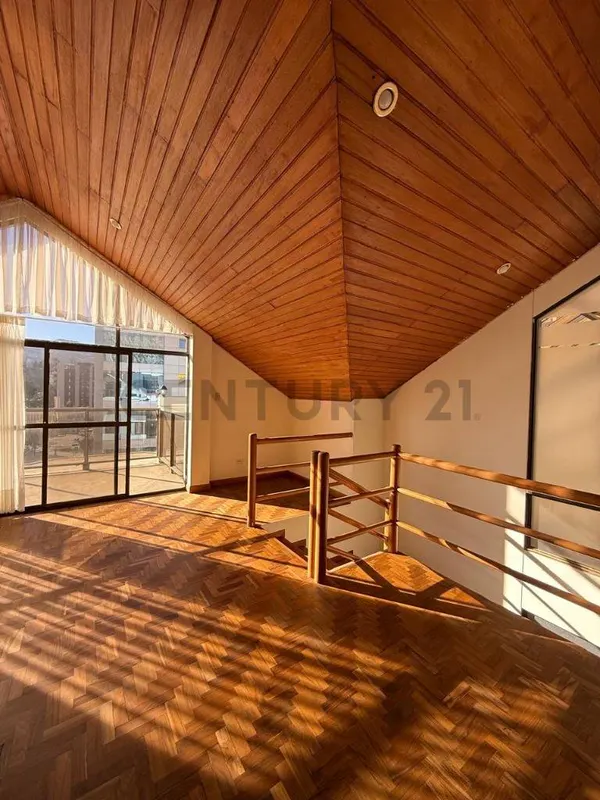 Foto 19 de Penthouse Amplio en Alquiler en Calacoto
