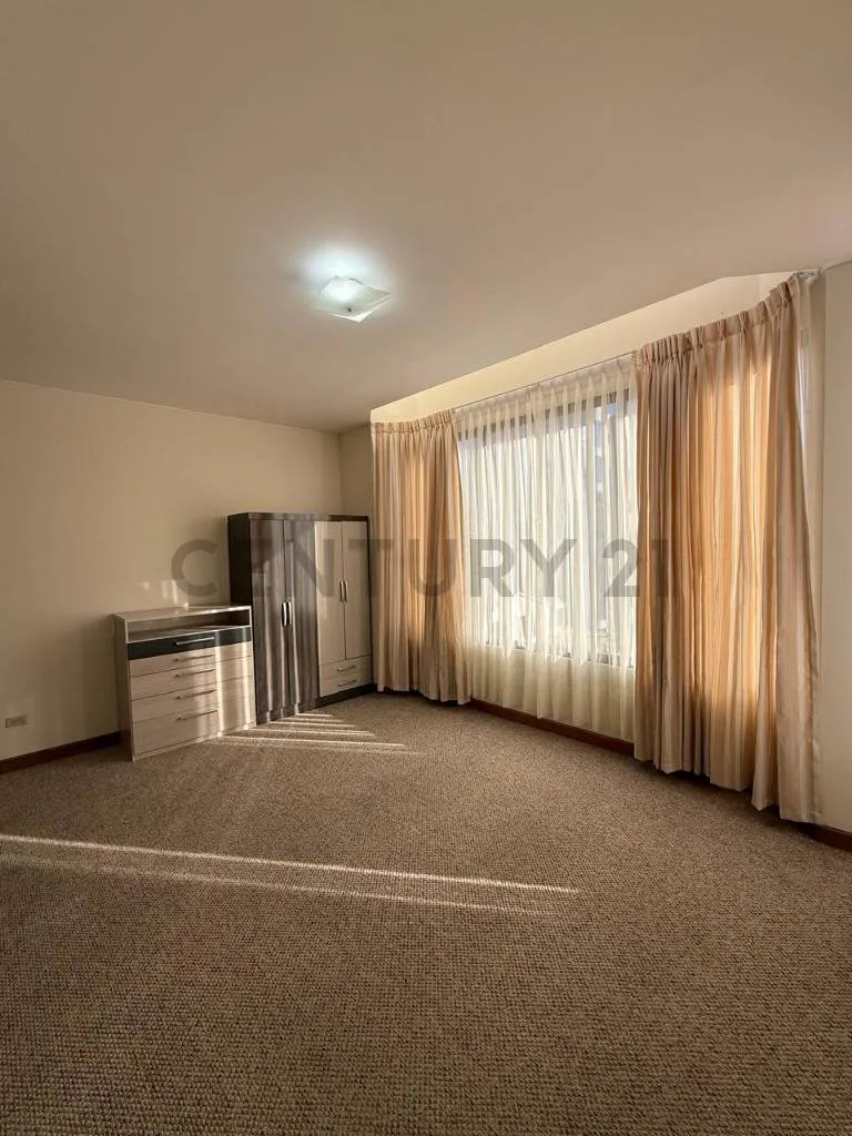 Foto 14 de Penthouse Amplio en Alquiler en Calacoto