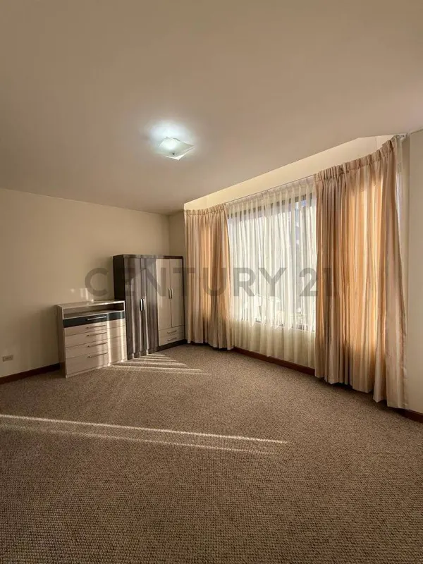 Foto 14 de Penthouse Amplio en Alquiler en Calacoto
