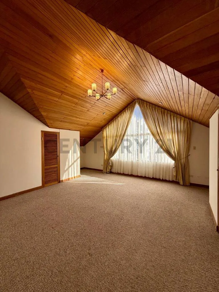 Foto 18 de Penthouse Amplio en Alquiler en Calacoto