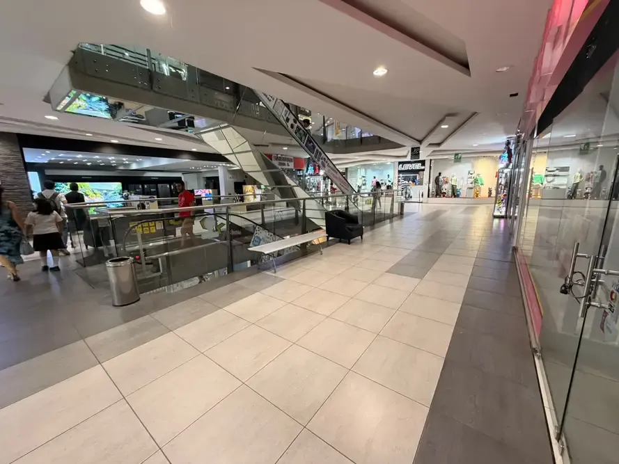Foto 3 de Local Comercial en Hupermall – 101 m² | Piso 2