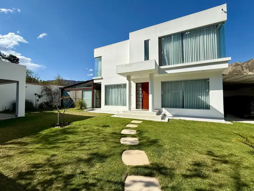 Foto 1 de 🌿🏡 Residencia en Venta – Carreras, Mecapaca