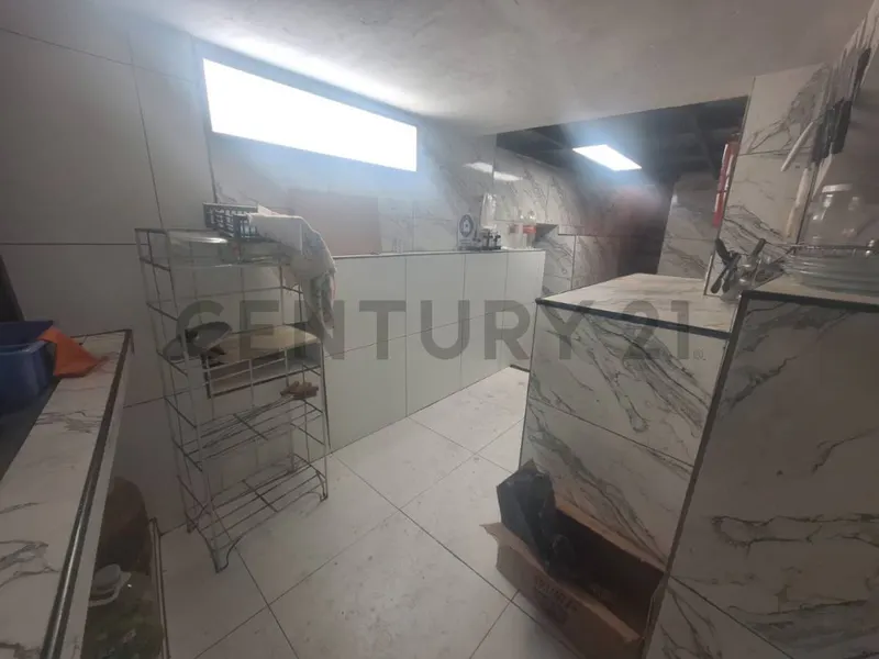 Foto 9 de Local Comercial en Alto Obrajes | Espacio Multifuncional y Versátil