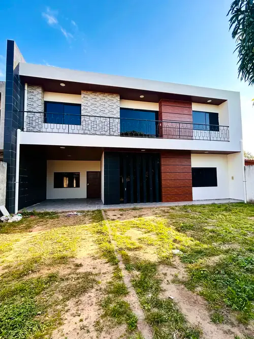 Foto 1 de Casa en Alquiler con 5 Habitaciones - Urb. La Solución Final Av. Moscú