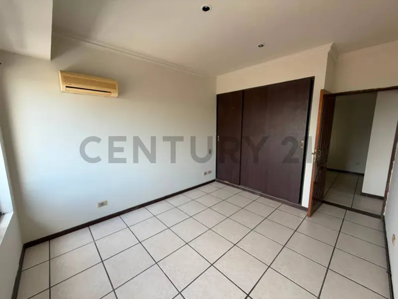 Foto 12 de Departamento EN ANTICRETICO de 200 m² en el Edificio Iguazú