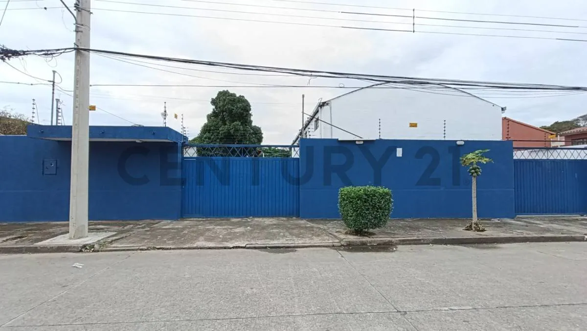 Foto 1 de En Alquiler – 2 Galpones + 3 Oficinas