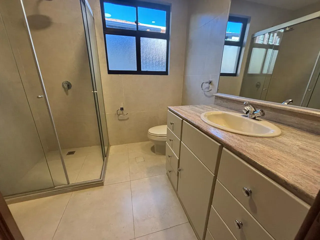 Foto 3 de En Venta Bonita Casa de 4 Dormitorios en La Zona de Calacoto